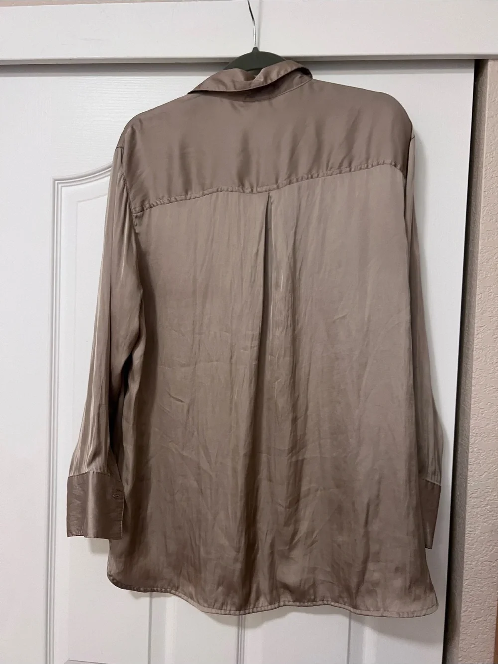 Old Navy women’s Satin Button-Up Shirt in Taupe - Picture 4 of 4